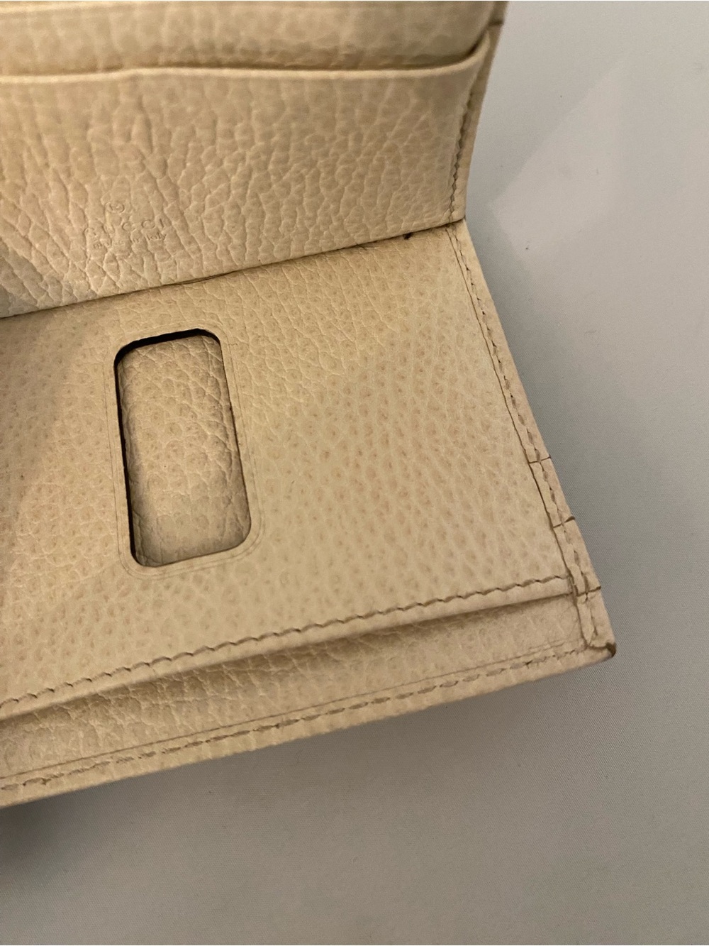 Gucci GG Maramont white leather Cream Card holder with Gold GG hardware - Picture 13 of 16